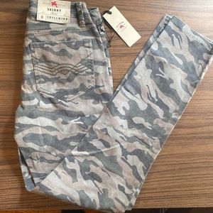 IDYLLWIND WOMEN'S CAMO SKINNY JEANS. NWT
